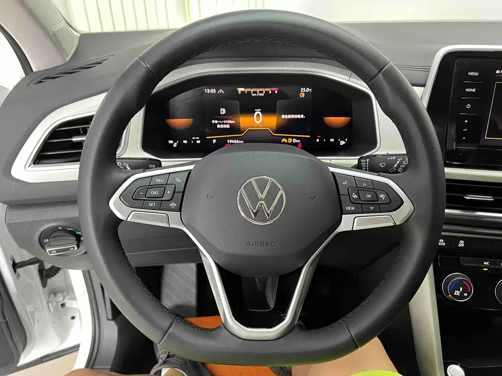 Volkswagen T-Roc 2023 — фото 11