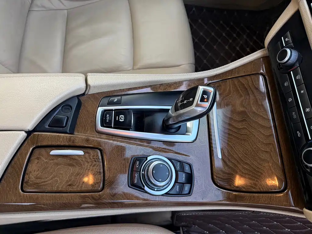 BMW 5 Series 2011 — фото 16