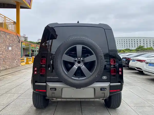 Land Rover Defender 2023