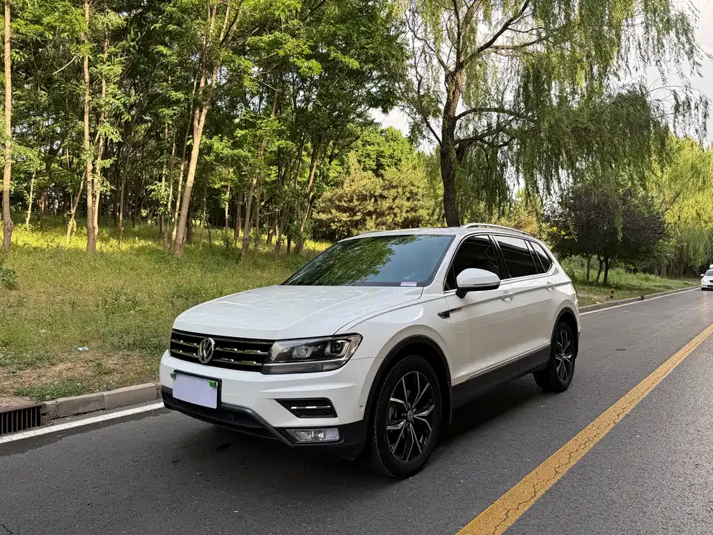Volkswagen Tiguan L 2020 — фото 1