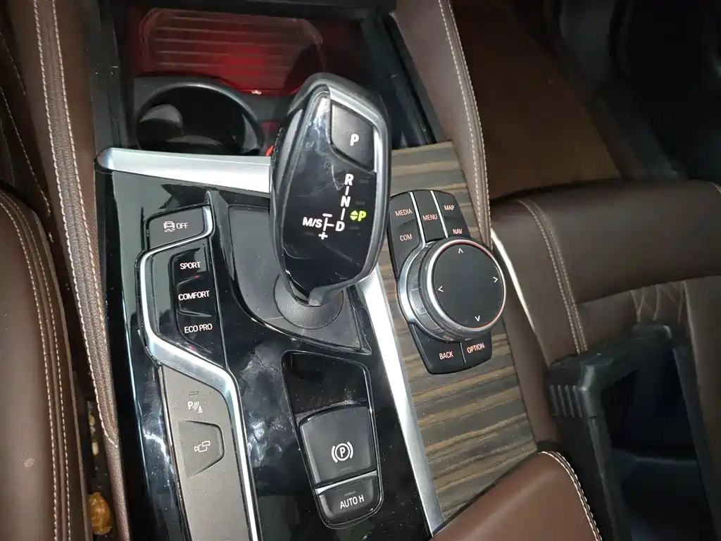 BMW 5 Series 2018 — фото 14