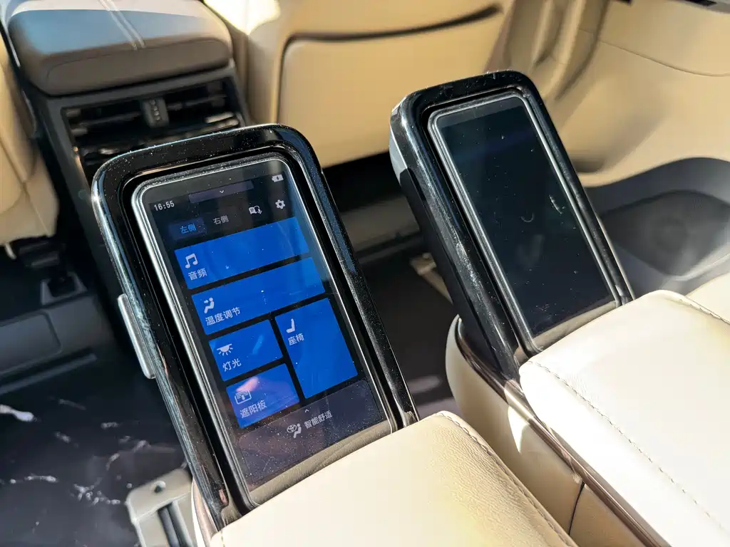 Toyota Vellfire 2023 — фото 11
