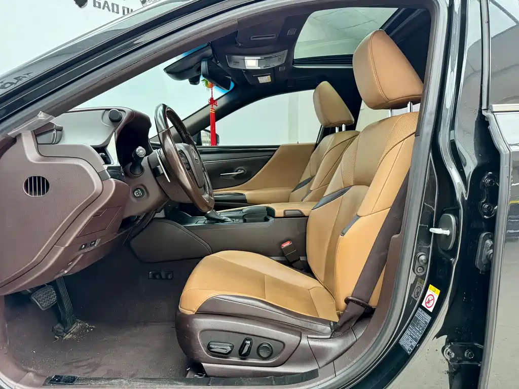 Lexus ES 2019