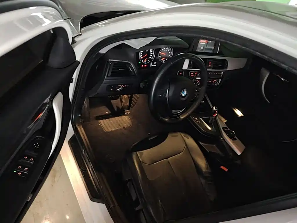 BMW 1 Series 2018 — фото 16