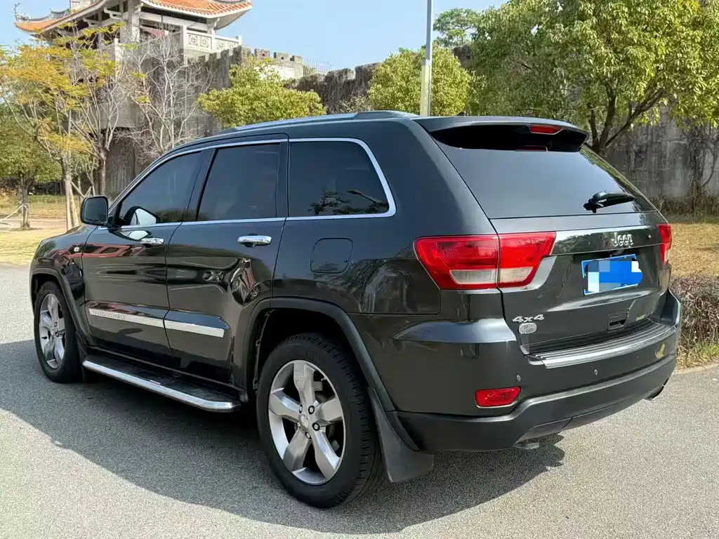 Jeep Grand Cherokee 2011 — фото 4