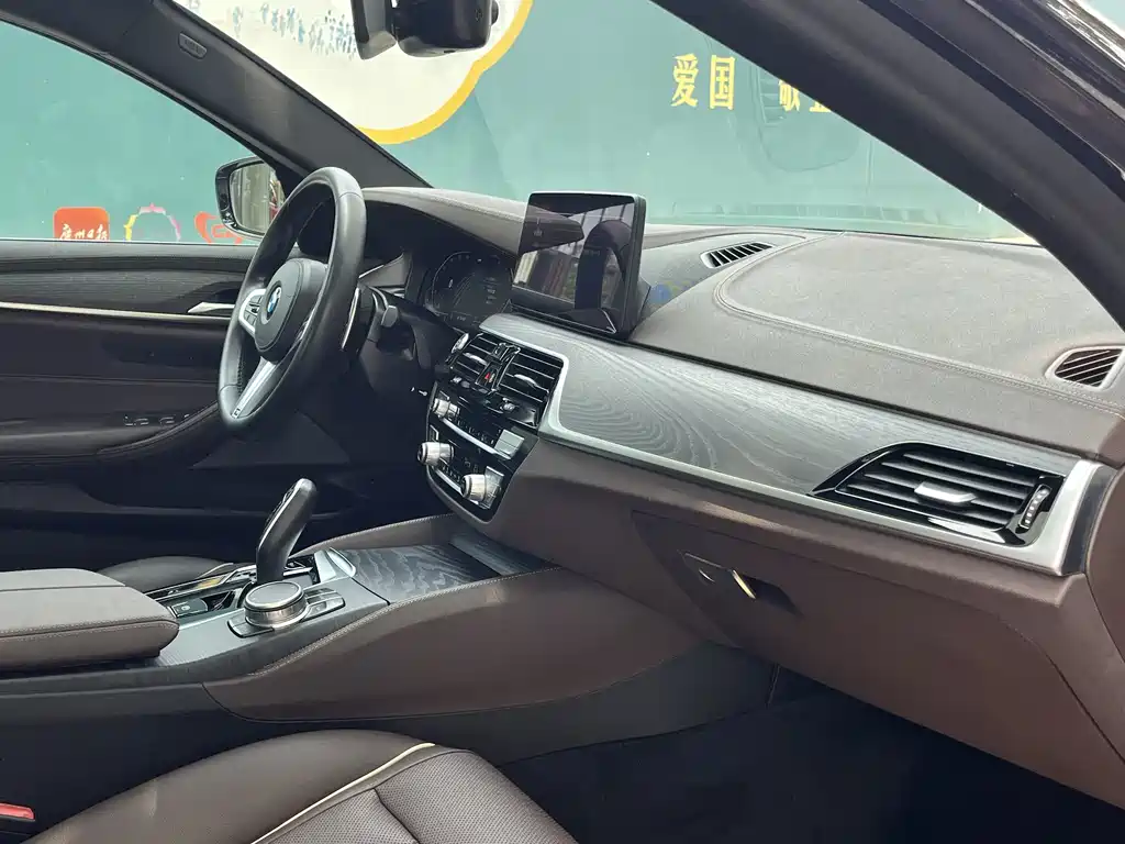 BMW 5 Series 2021 — фото 15