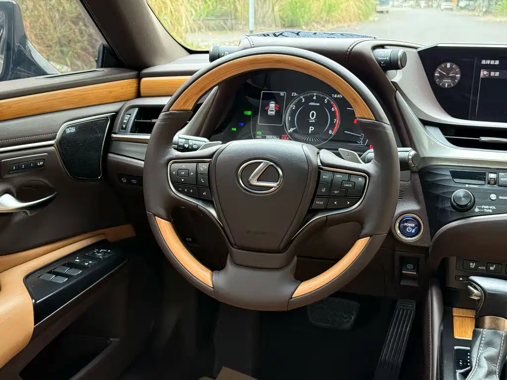 Lexus ES 2020 — фото 15