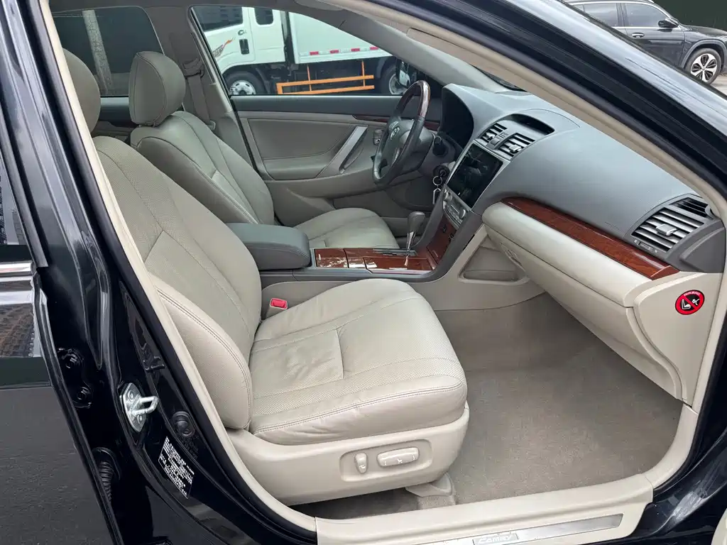 Toyota Camry 2015 — фото 10