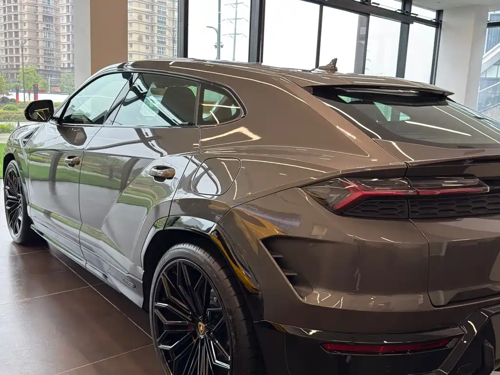 Lamborghini Urus SE — фото 11