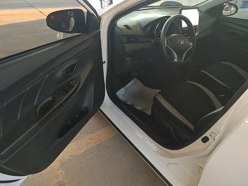 Toyota Yaris L 2022 — фото 16