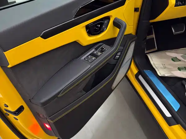 Lamborghini Urus SE 2025