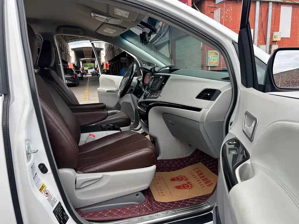 Toyota Sienna 2016 — фото 10