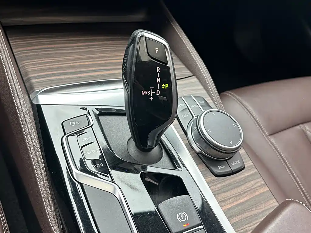 BMW 5 Series 2019 — фото 13