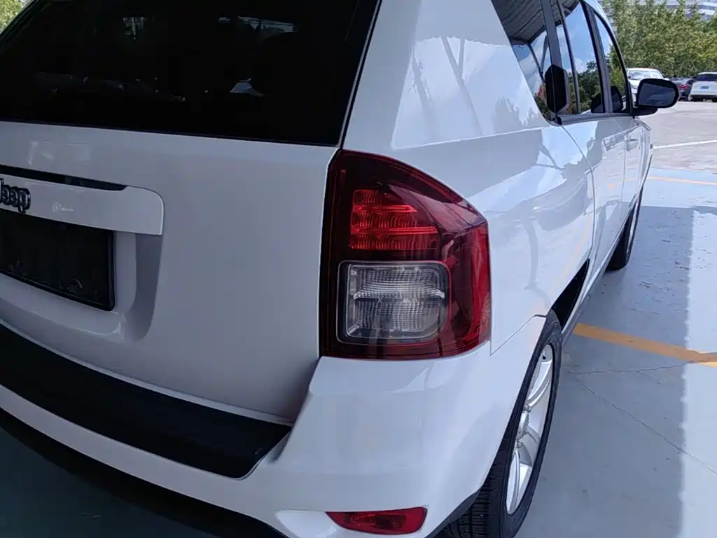 Jeep Compass 2015 — фото 8