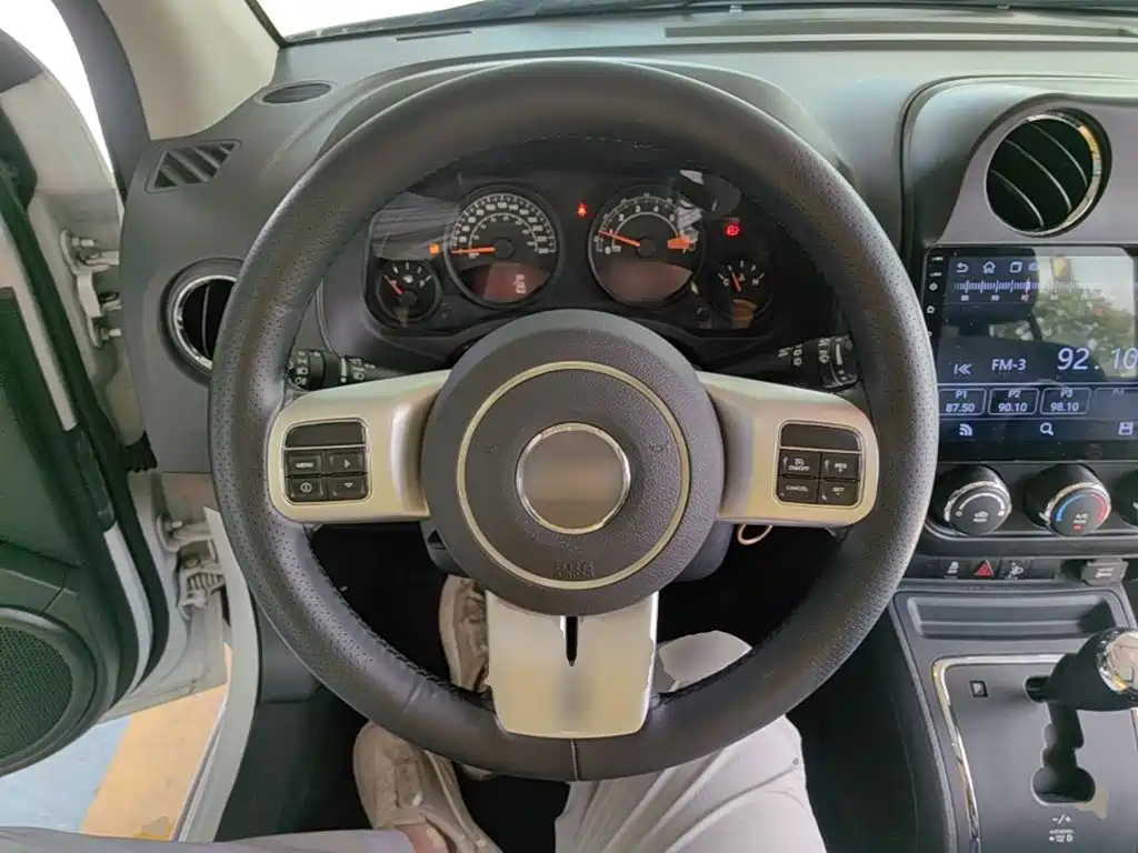 Jeep Compass 2015 — фото 11