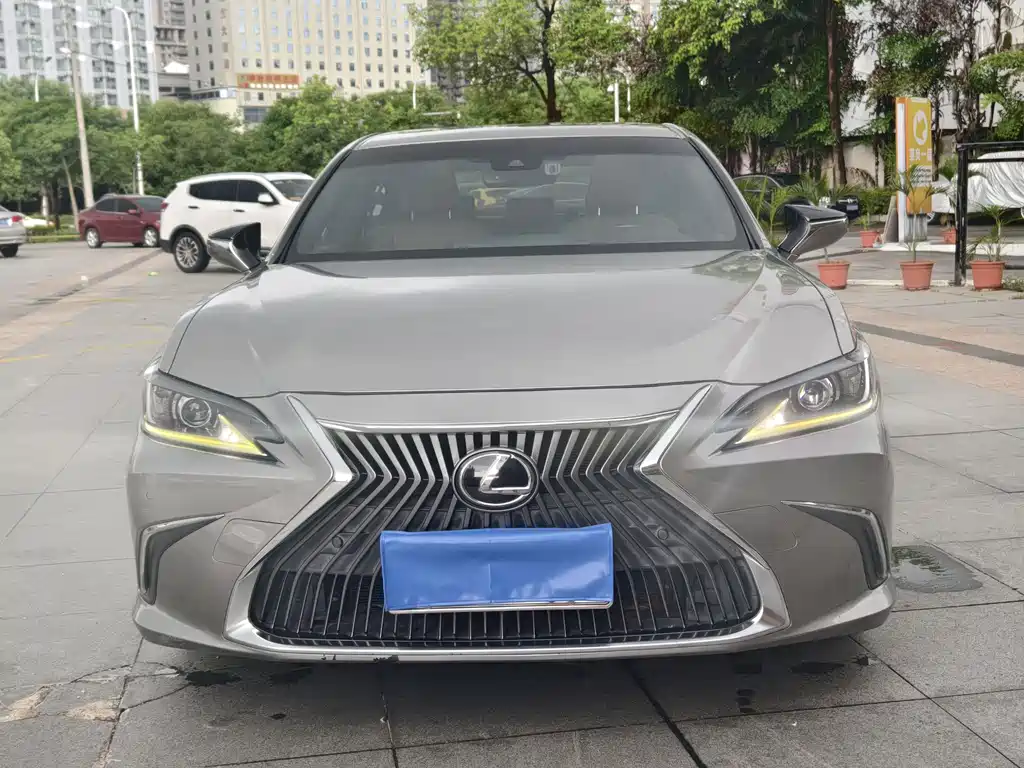 Lexus ES 2019