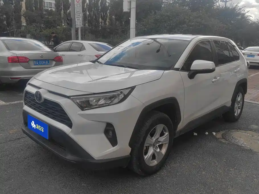 Toyota RAV4 2025 — фото 1