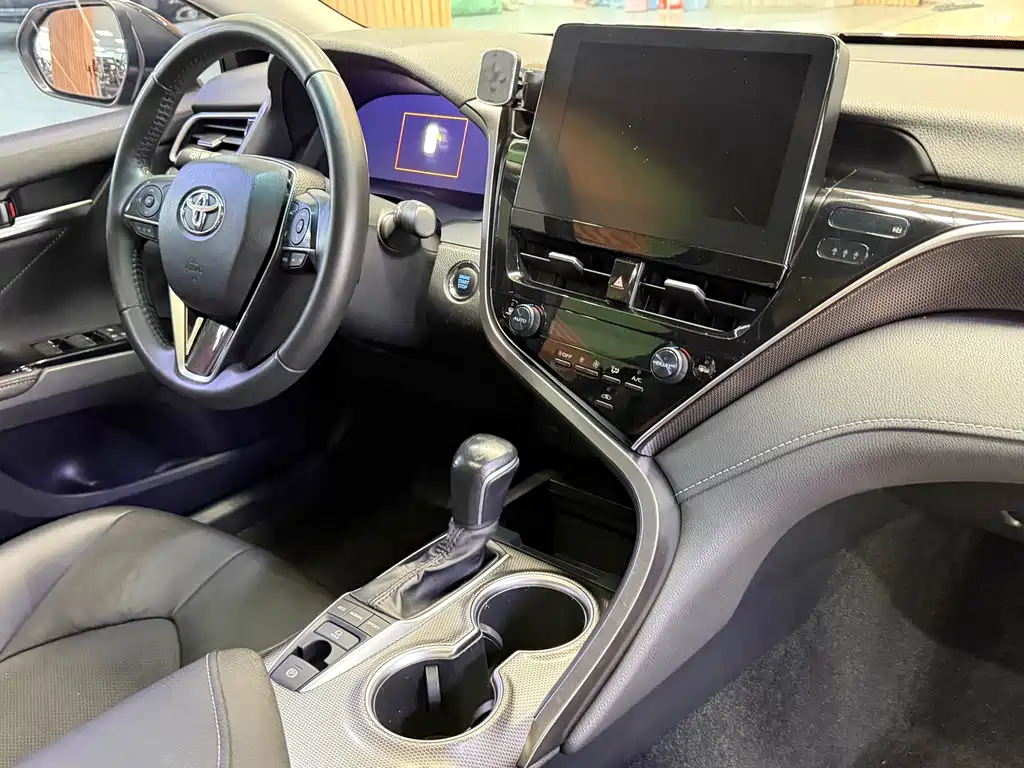 Toyota Camry 2022 — фото 13