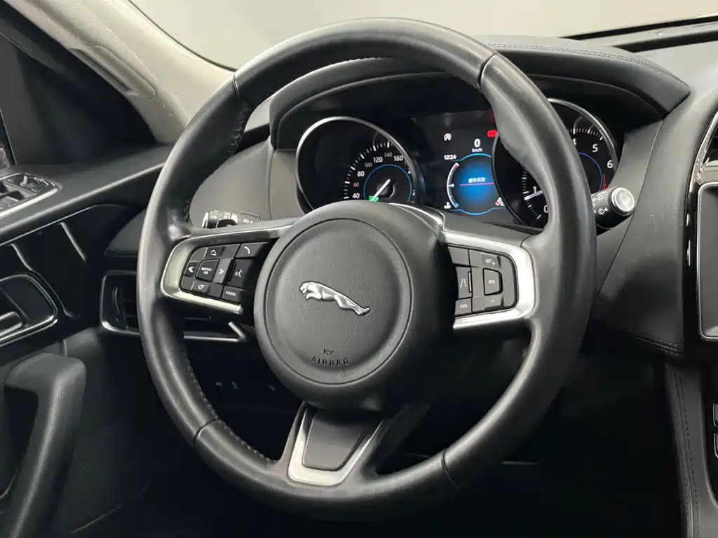 Jaguar F-PACE 2019 — фото 11