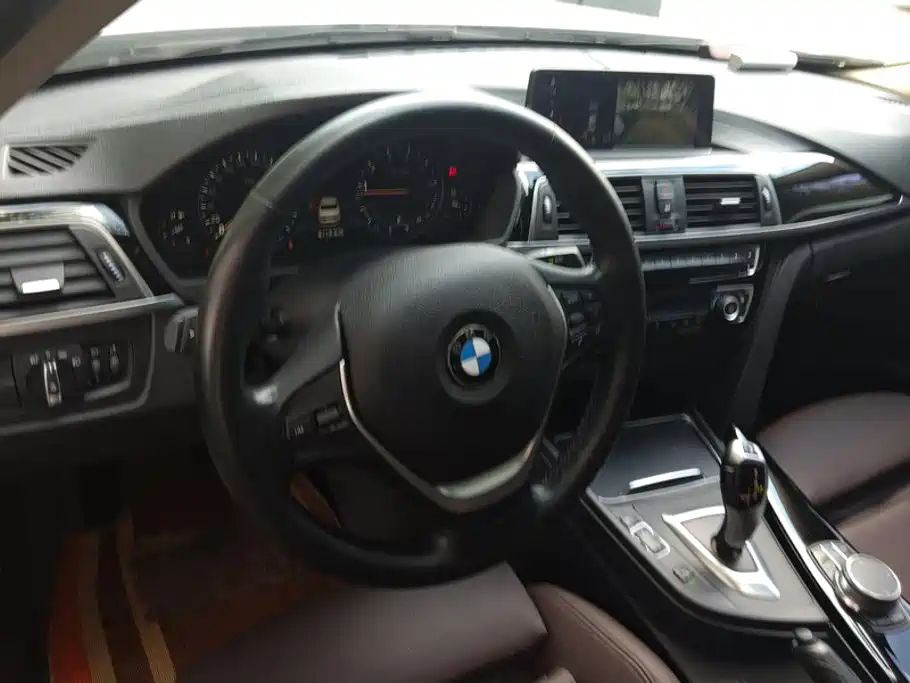 BMW 3 Series 2019 — фото 12