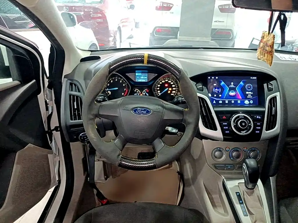 Ford Focus 2015 — фото 11