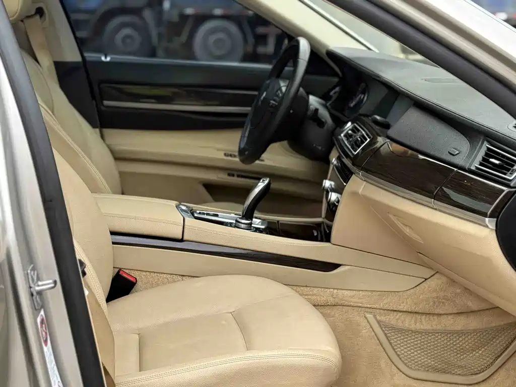 BMW 7 Series 2011 — фото 17