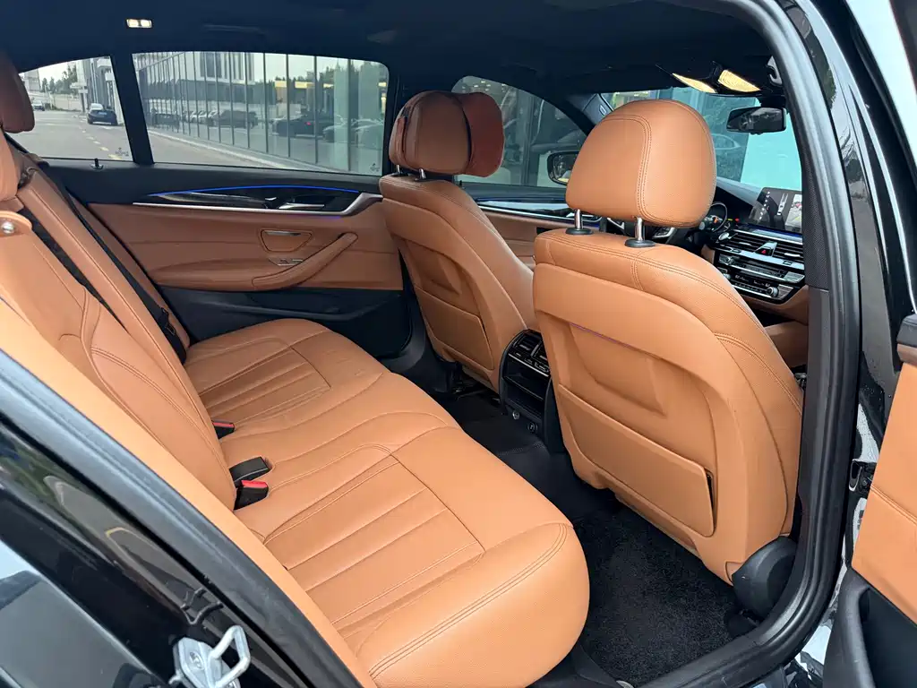 BMW 5 Series 2018 — фото 19