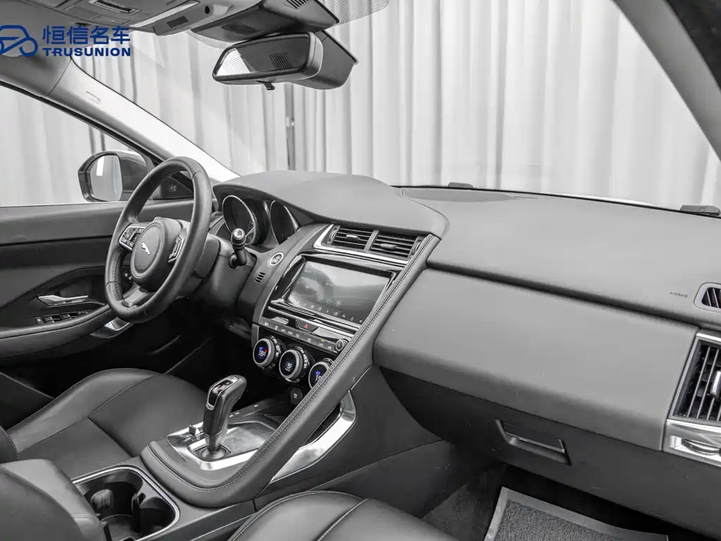 Jaguar E-PACE 2019 — фото 14