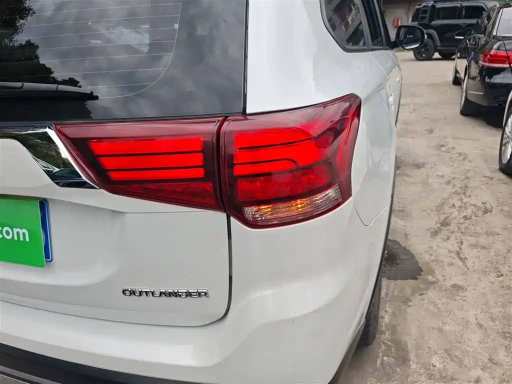 Mitsubishi Outlander 2020 — фото 8
