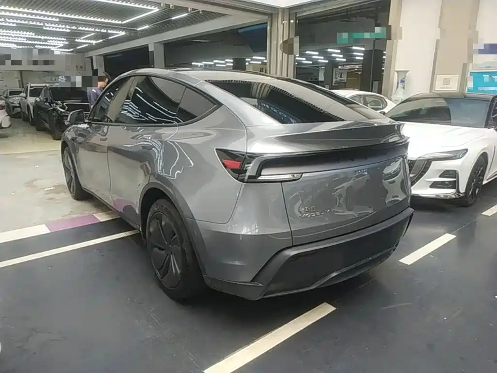 Tesla Model Y 2025