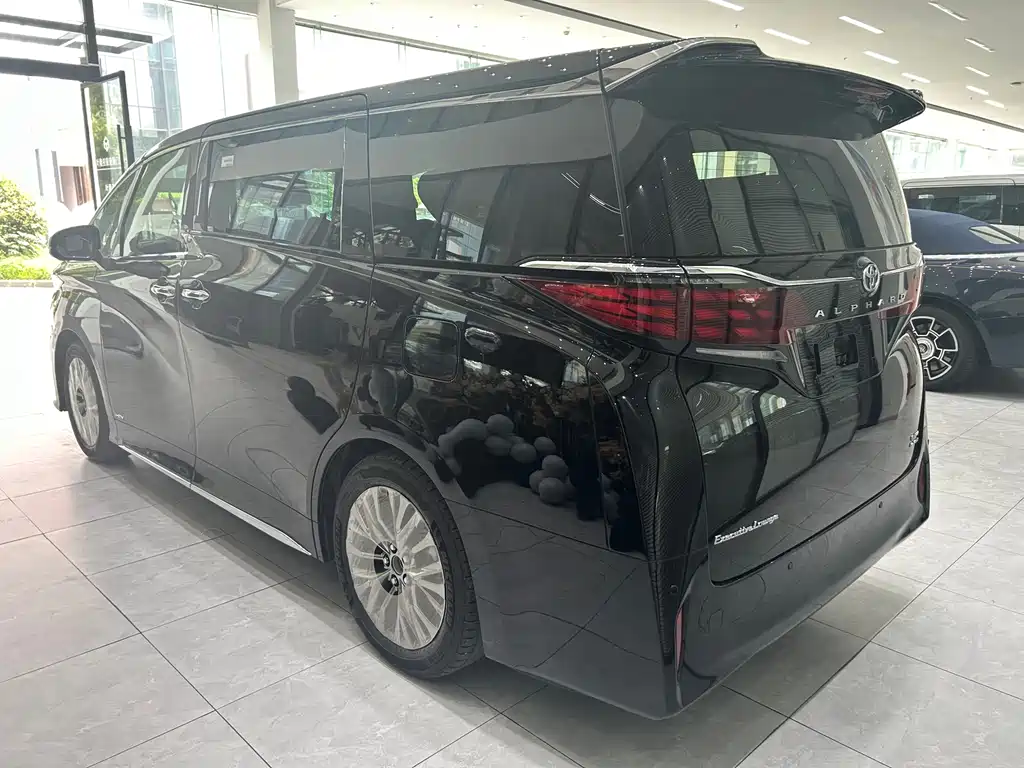 Toyota Alphard — фото 16