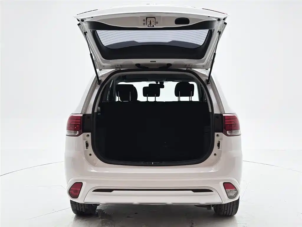 Mitsubishi Outlander 2022 — фото 8