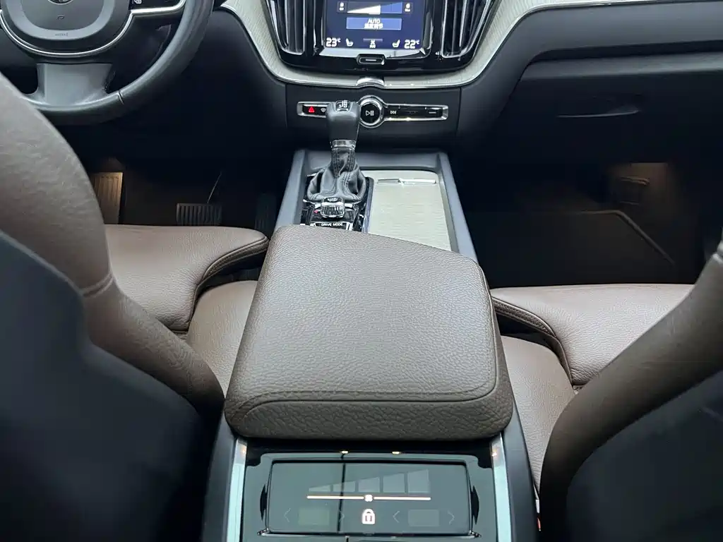 Volvo XC60 2019 — фото 8