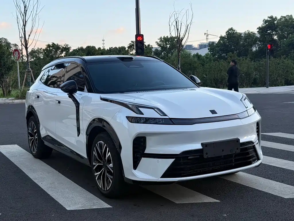 Lynk & Co 08 EM-P 2025 — фото 3