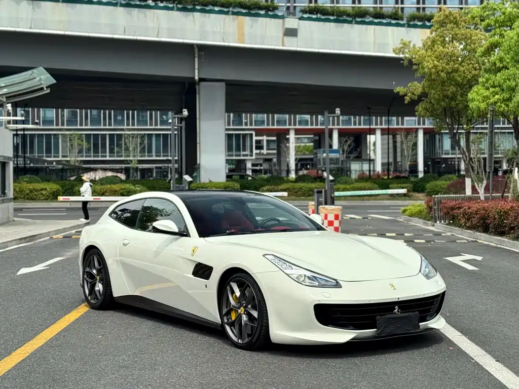 Ferrari GTC4Lusso 2017 — фото 2