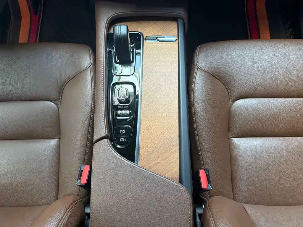 Volvo XC90 2022 — фото 10