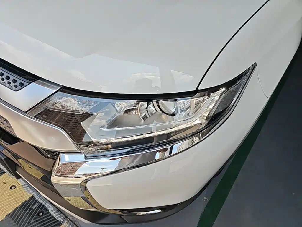 Mitsubishi Outlander 2021 — фото 24