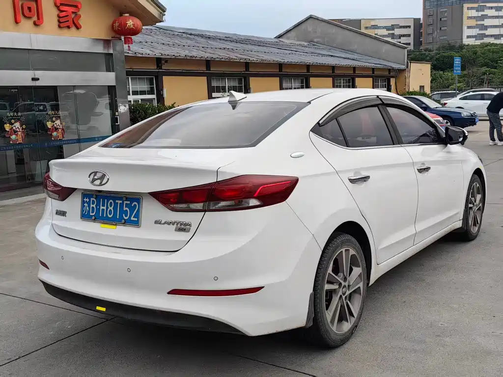 Hyundai Elantra 2018 — фото 10