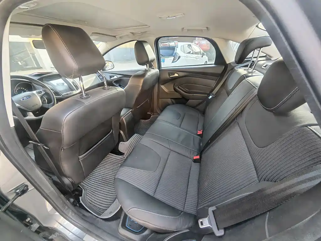 Ford Focus 2013 — фото 10