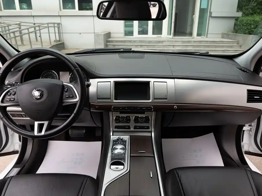 Jaguar XF 2014 — фото 9