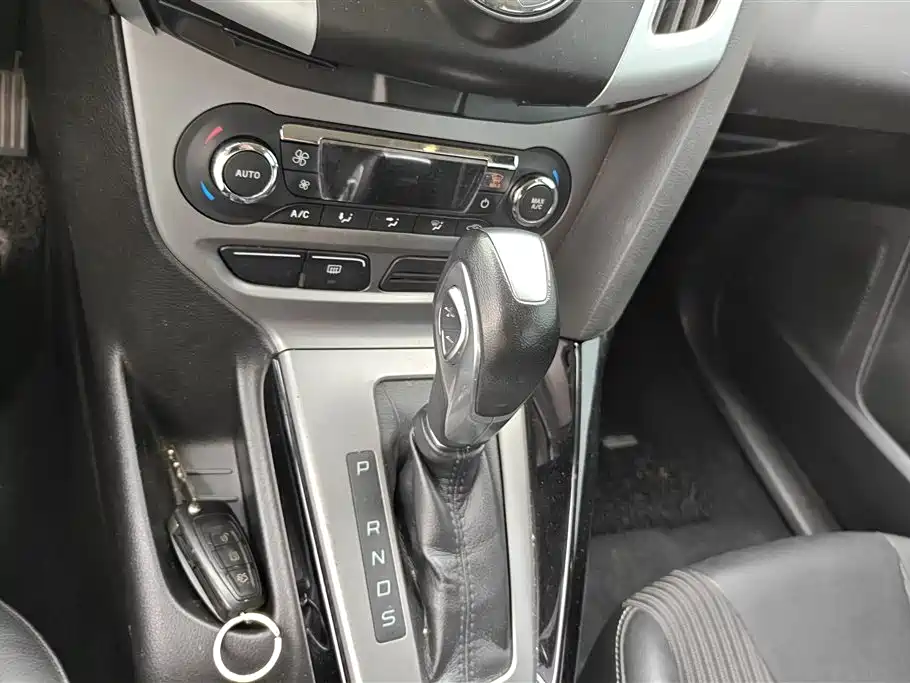 Ford Focus 2014 — фото 16