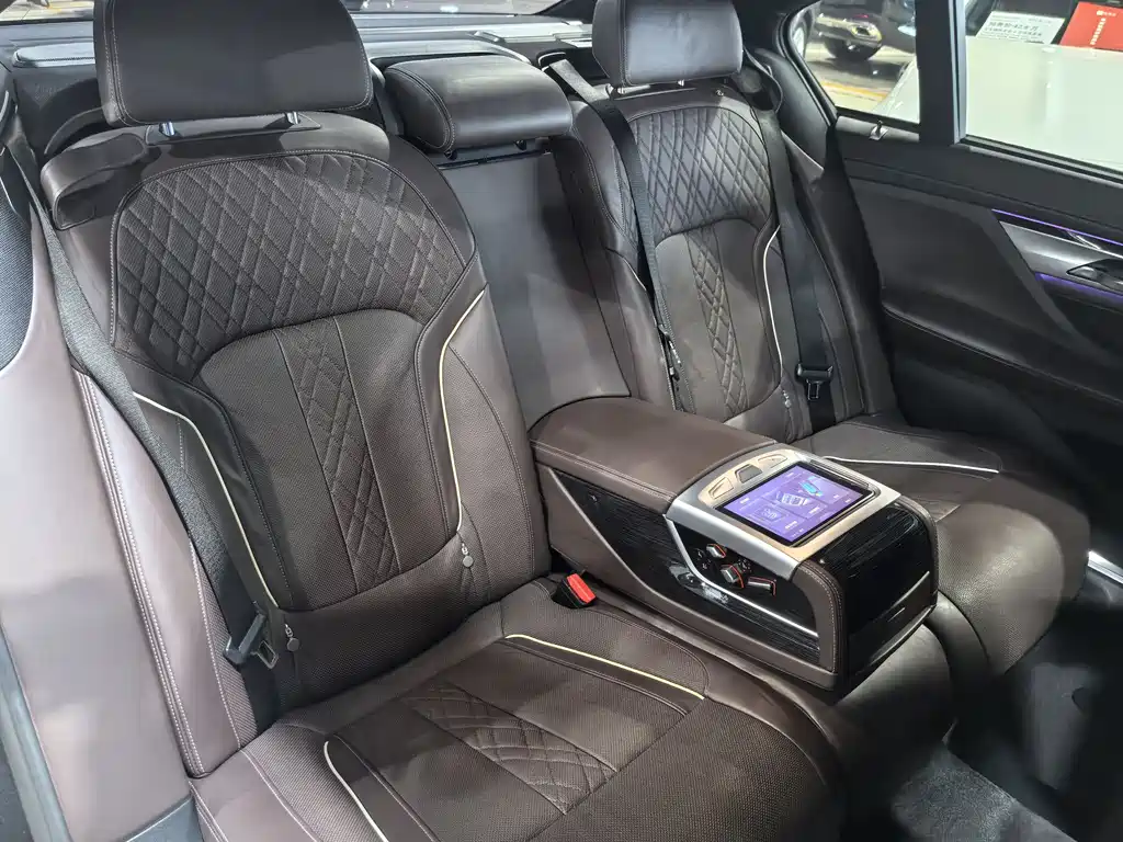 BMW 7 Series 2018 — фото 16