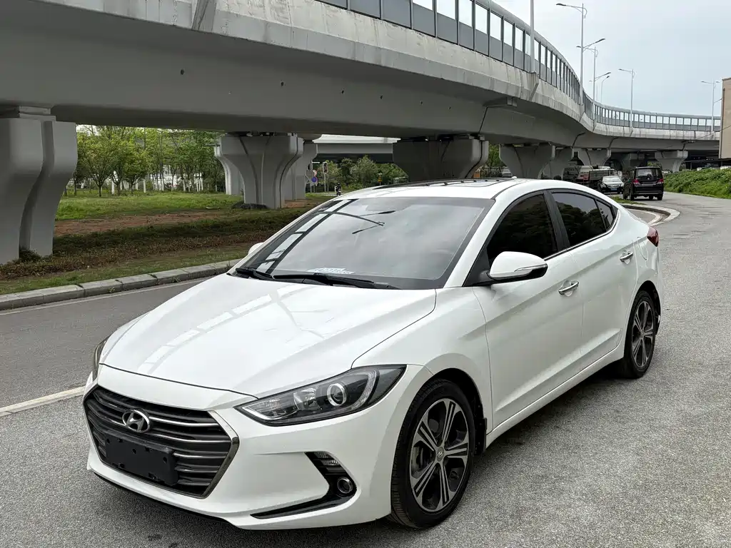 Hyundai Elantra 2018 — фото 1