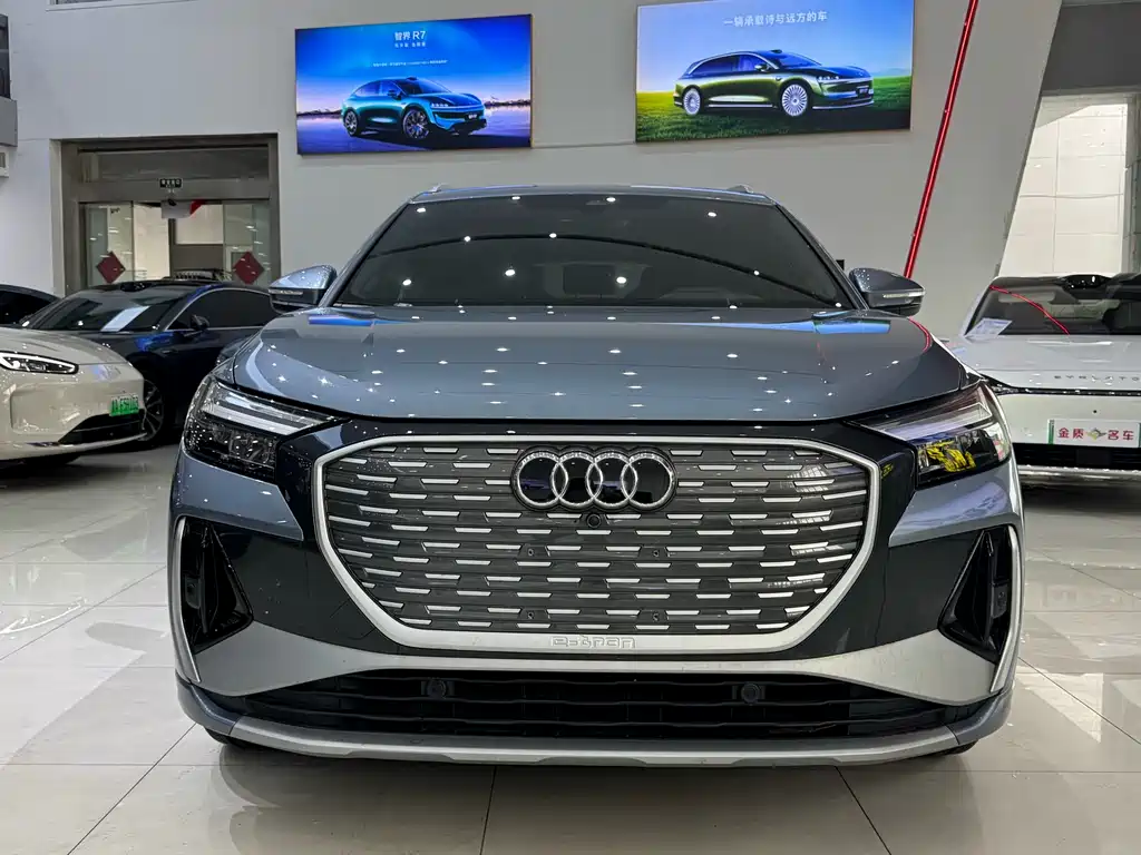 Audi Q4 e-tron 2025 — фото 2