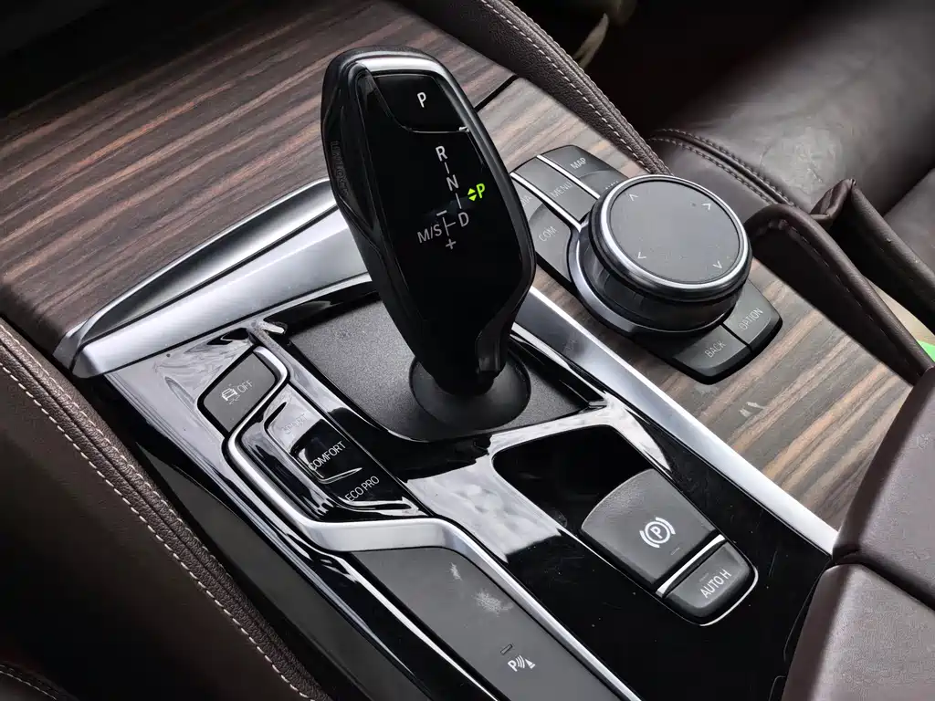 BMW 5 Series 2019 — фото 16