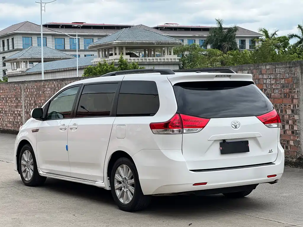 Toyota Sienna 2016