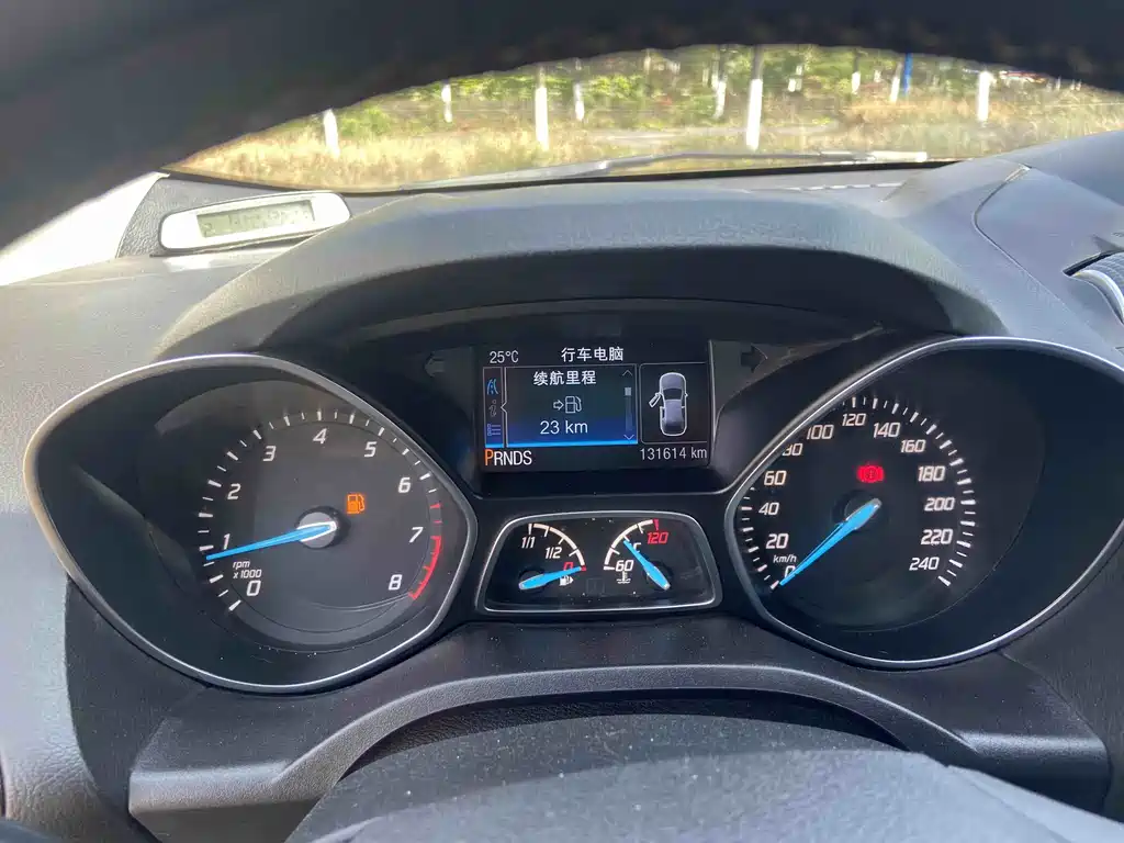 Ford Kuga 2016 — фото 13
