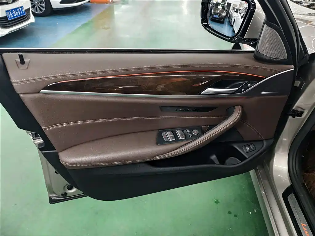BMW 5 Series 2020 — фото 12