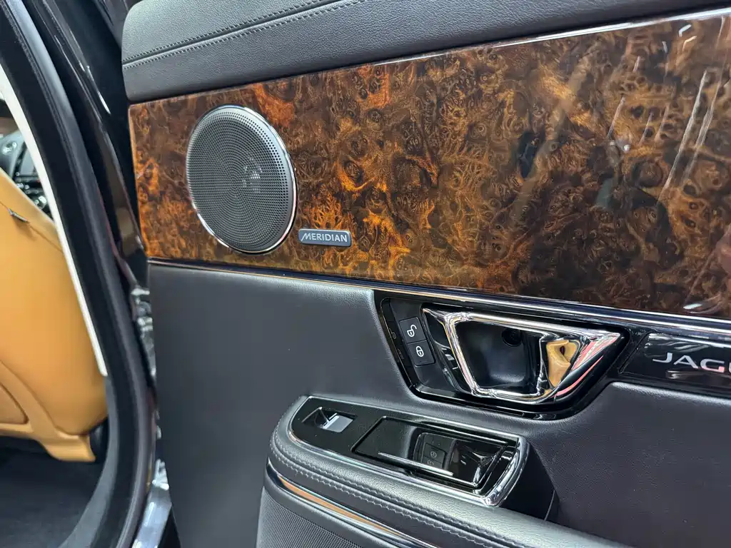 Jaguar XJ 2015 — фото 39
