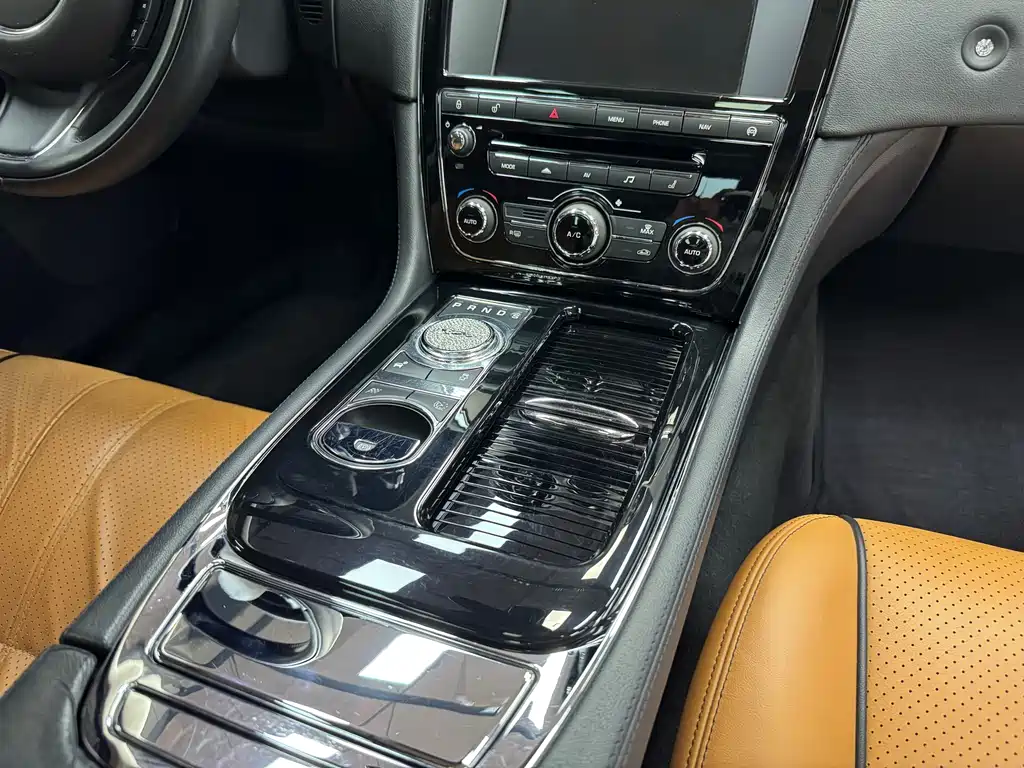 Jaguar XJ 2015 — фото 28